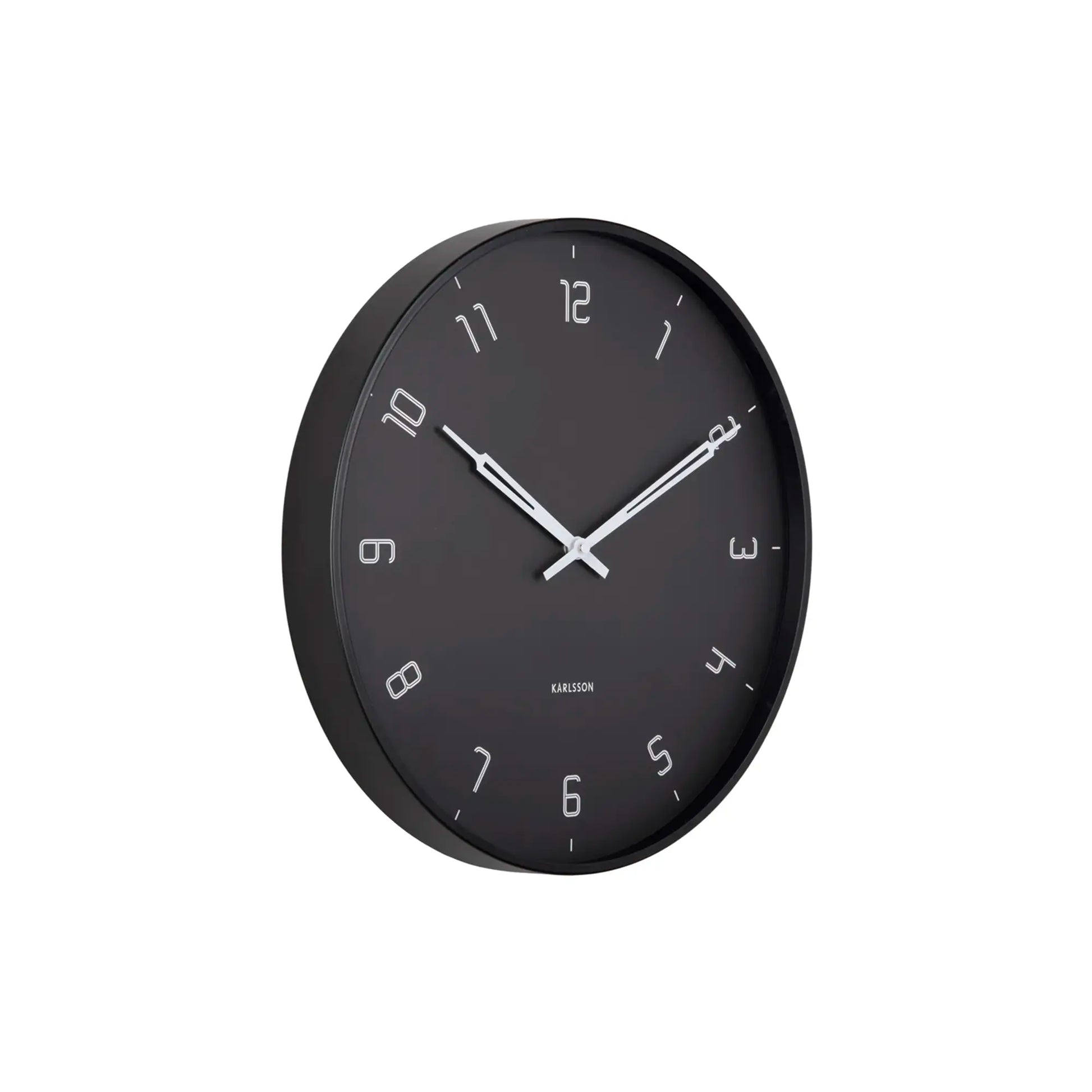 Schwarze runde Wanduhr mit großen Ziffern, weißen Zeigern und Indexen