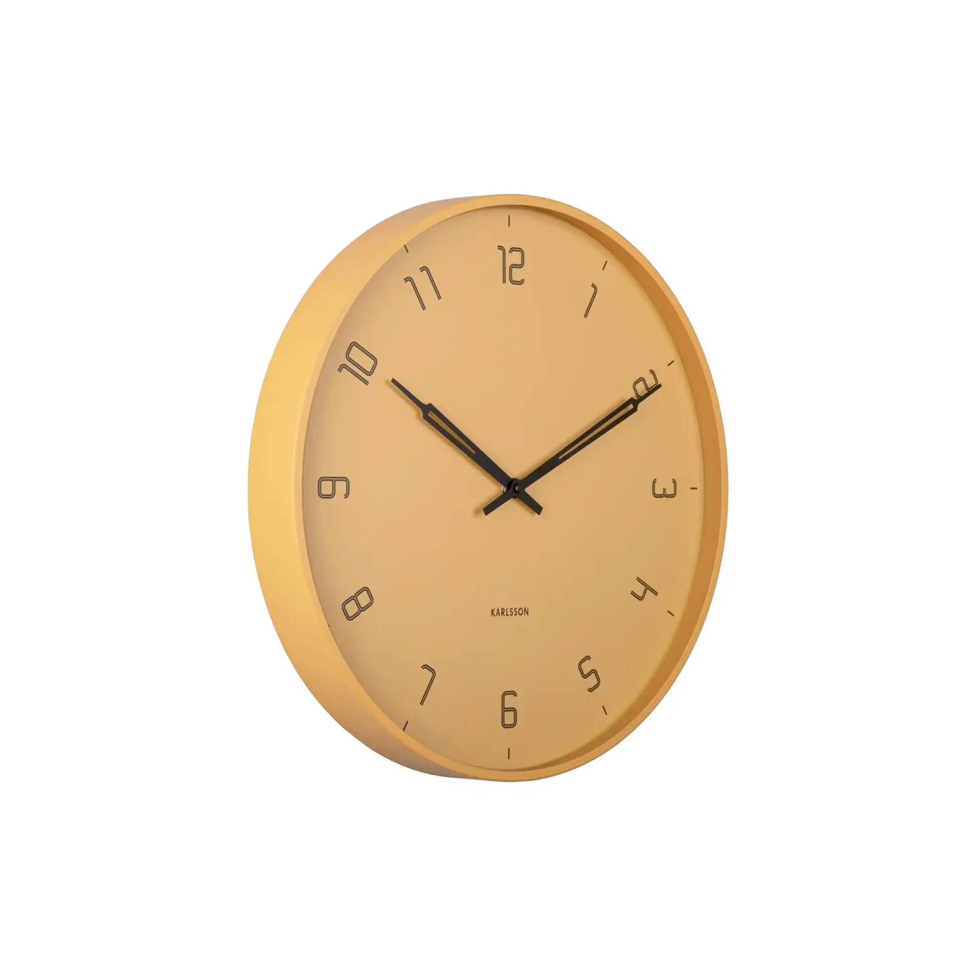 Runde Wanduhr mit honiggelbem Zifferblatt und schwarzen Zeigern