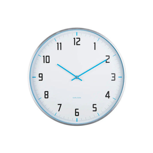 Nahansicht Wanduhr Karlsson: hellblauer Rand, weißes Ziffernblatt mit schwarzen Zahlen und blauen Zeigern