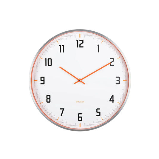 Karlsson Sporty Wanduhr Detail: weißes Zifferblatt mit orangefarbenem Rand und Zeigern