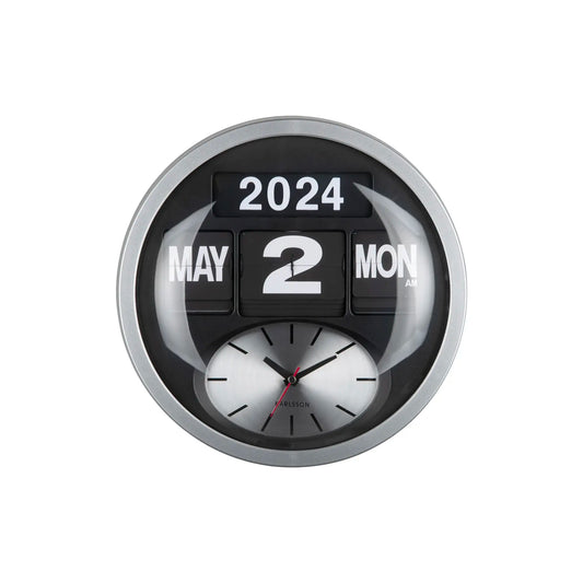 Nahansicht: runde Wanduhr Silber mit schwarzem Kalender-Flip und Analoguhr mit Zeigern