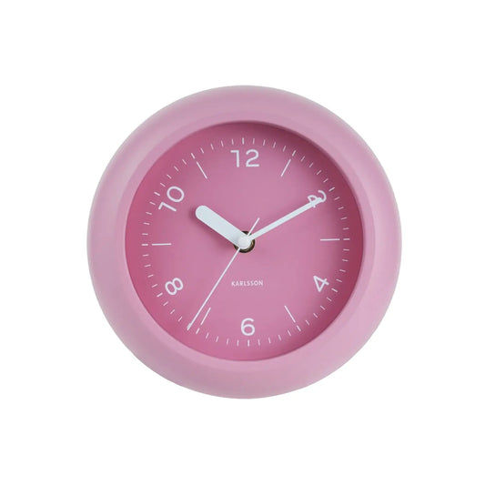 Rosafarbene Wanduhr mit rosa Zifferblatt, weißen Zeigern und Schriftzug KARLSSON