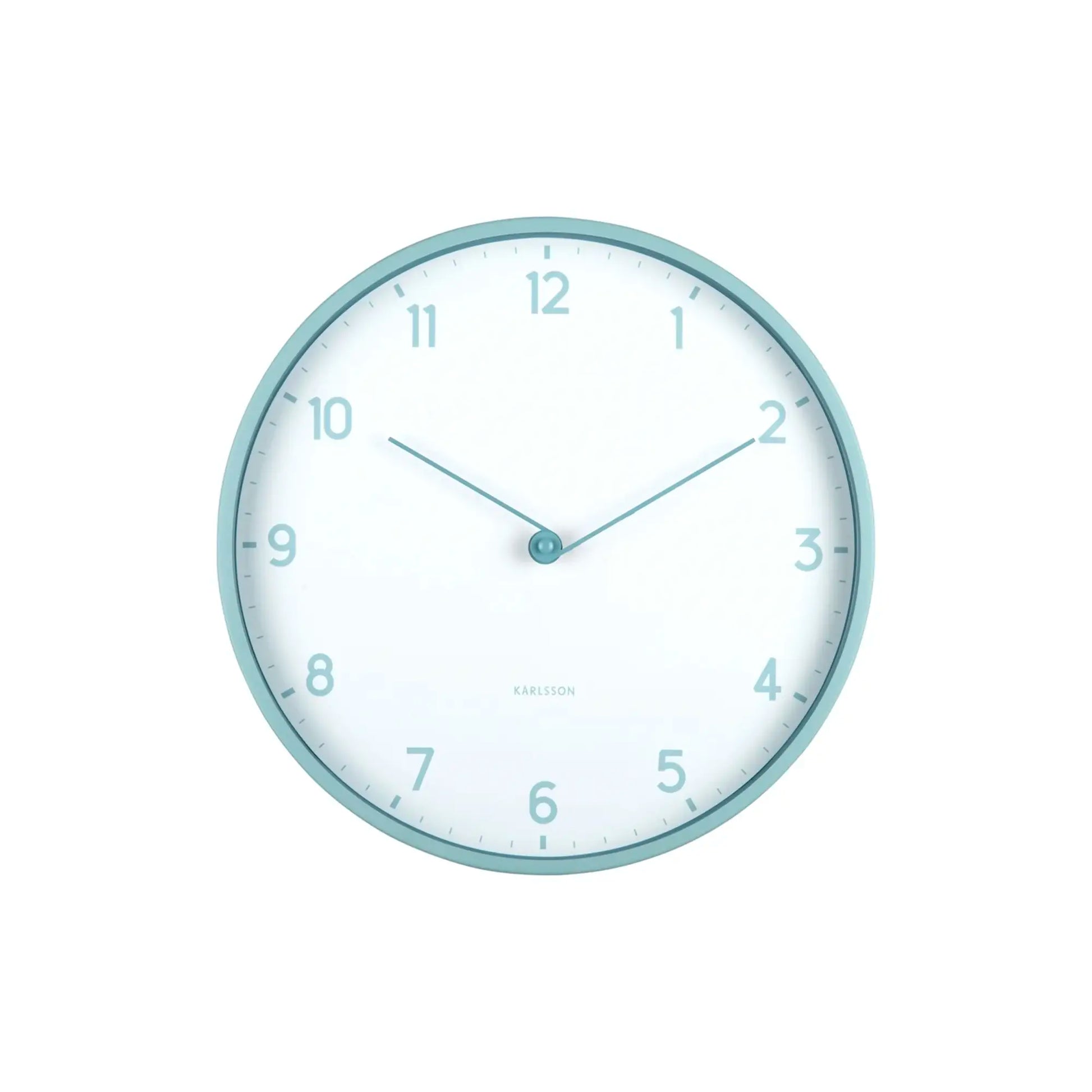 Karlsson Wanduhr mit hellblauem Rahmen und weißem Zifferblatt, arabische Ziffern