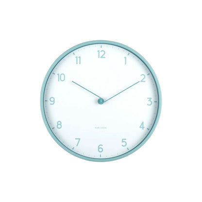 Karlsson Wanduhr mit hellblauem Rahmen und weißem Zifferblatt, arabische Ziffern
