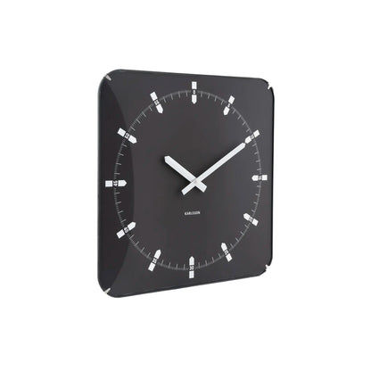 Quadratische schwarze Wanduhr mit weißen Indexstrichen und Kreuzzeigern