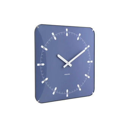 Quadratische Wanduhr mit marineblauem Zifferblatt, weißen Strichen, Ziffern und Kreuzzeigern