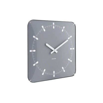 Quadratische Wanduhr mit grauem Zifferblatt, weißen Zeigern, Indexringen und Glaskante