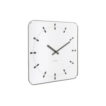 Quadratische Wanduhr mit weißem Zifferblatt und schwarzem Kantenrahmen, gewölbtes Glas.