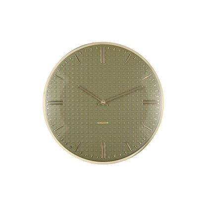 Karlsson Wanduhr, frontal: geprägtes Zifferblatt, goldene Zeiger und eingelassenes Logo