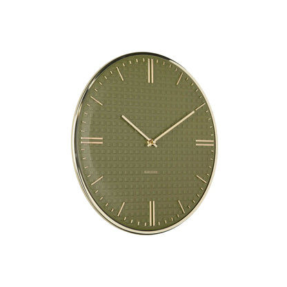 Karlsson Wanduhr im Close-up: grünes Relief-Zifferblatt, goldene Zeiger und Strichindex