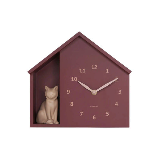 Wanduhr Katzenhaus, bordeauxrot mit beiger Katze und weißen Stundenmarkierungen.
