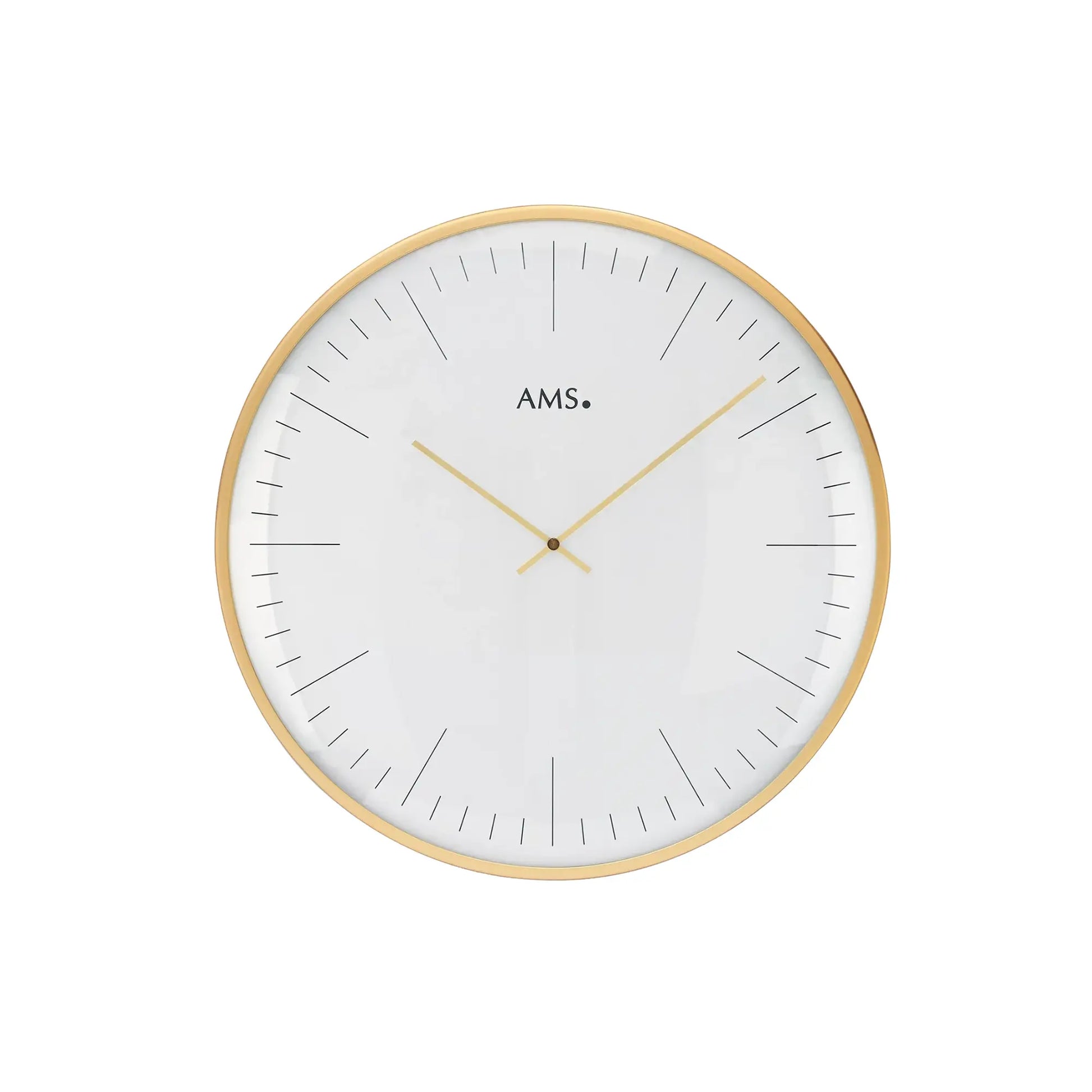 Wanduhr mit weißem Zifferblatt, goldfarbener Messingoptik und schlanken Zeigern