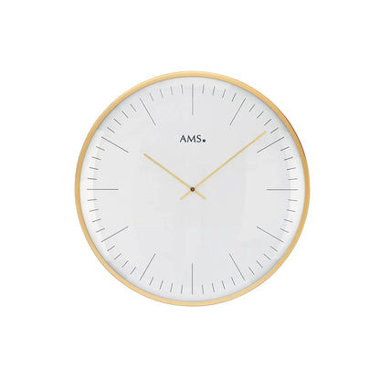 Wanduhr mit weißem Zifferblatt, goldfarbener Messingoptik und schlanken Zeigern