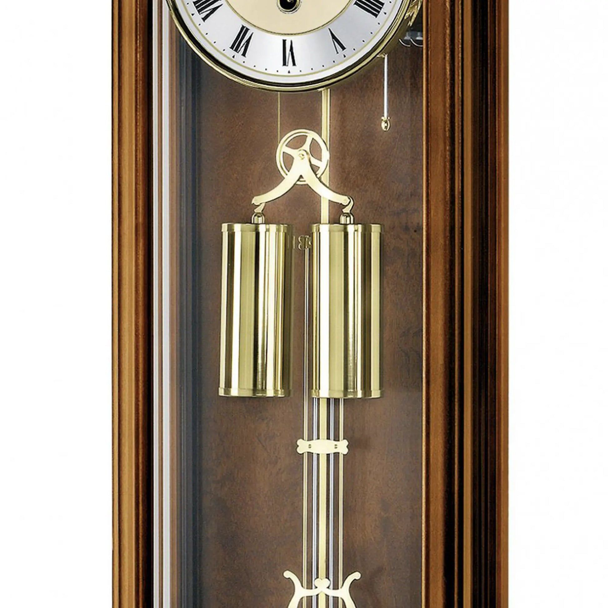 Wanduhr-Detail: Pendel und Schlagwerk im nussbaumfarbenen Uhrgehäuse