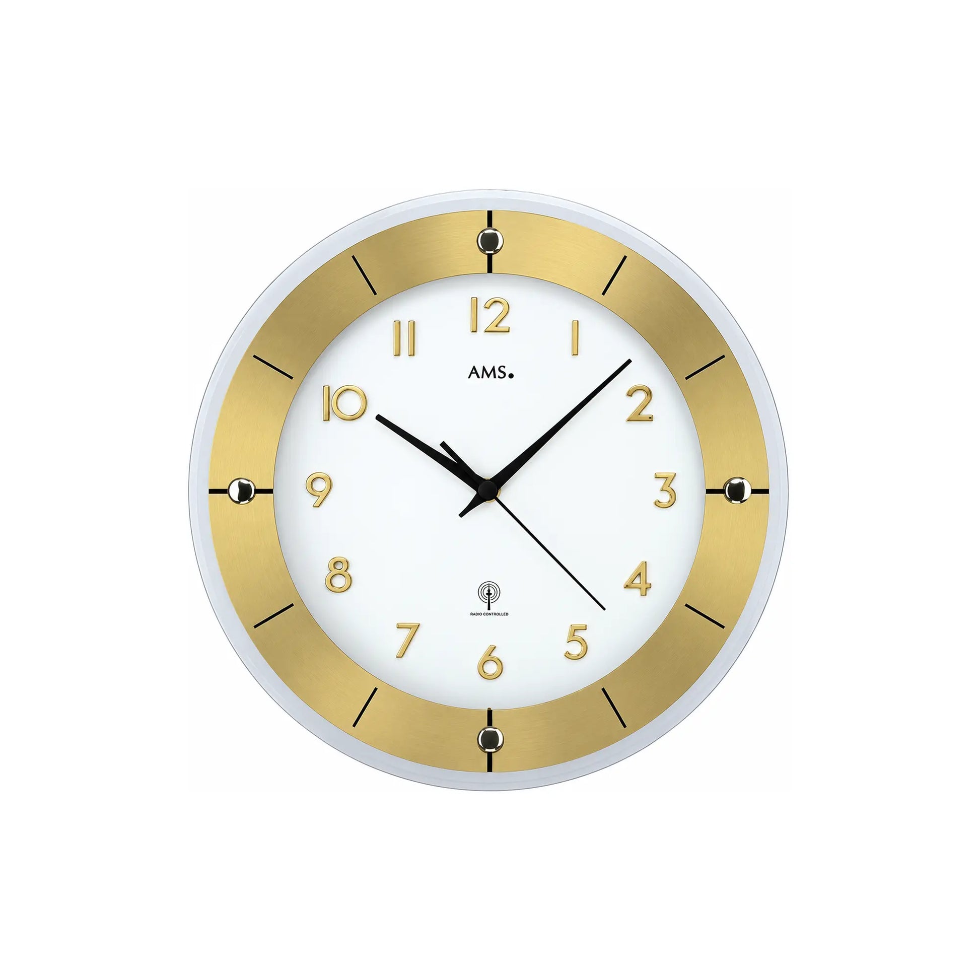 Wanduhr mit silbernem Rahmen, goldenem Zifferblatt und schwarzen Zeigern, AMS-Logo
