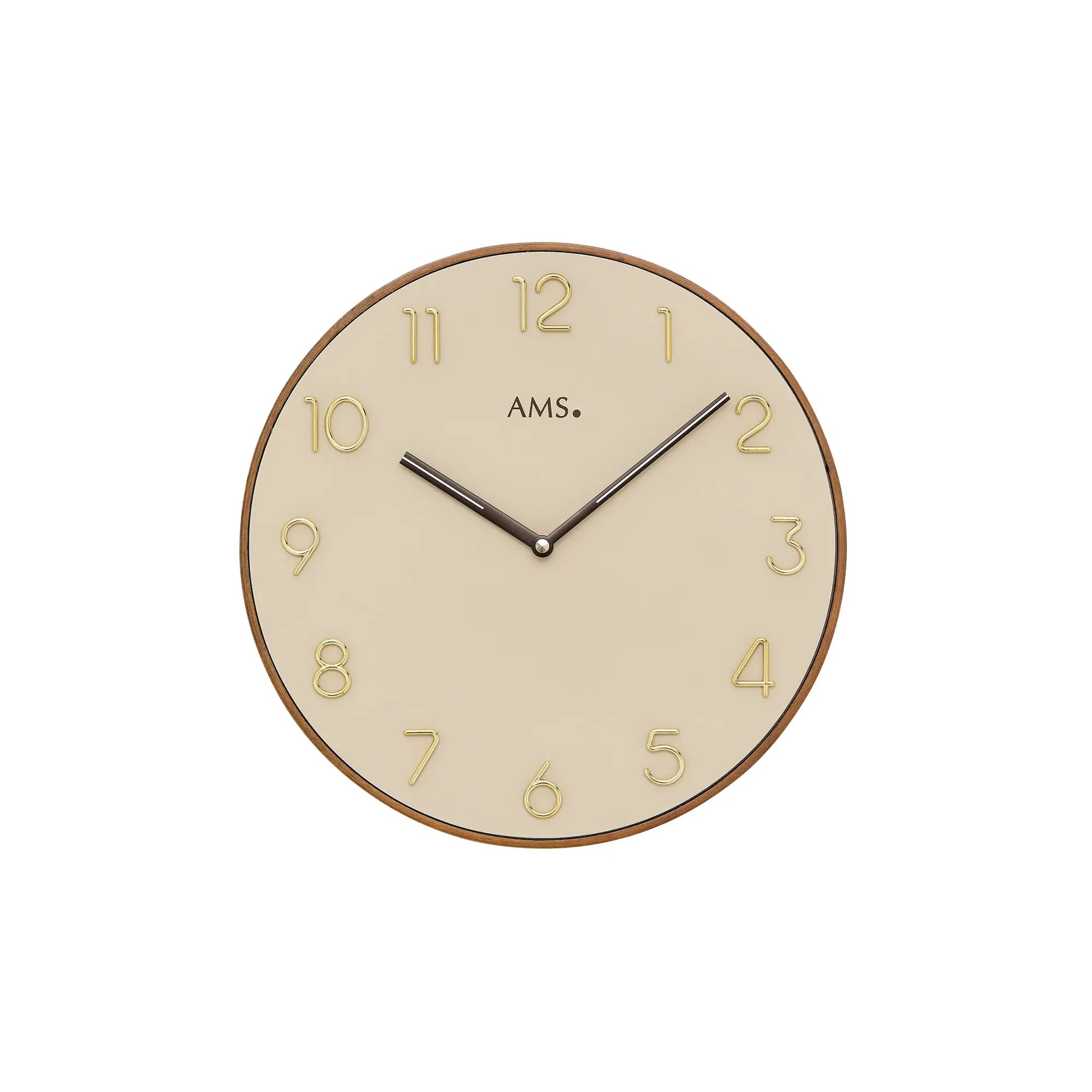 Wanduhr aus Holz mit beigem Zifferblatt, goldenen Zahlen und Zeigern