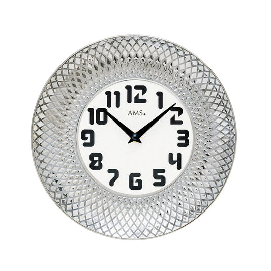 Wanduhr mit silberfarbenem Keramikgehäuse, weißem Ziffernblatt und schwarzen Zeigern