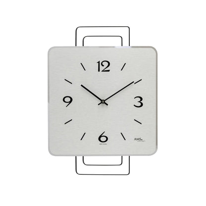 Quadratische Wanduhr mit grauer Front, schwarzen Ziffern und Zeigern