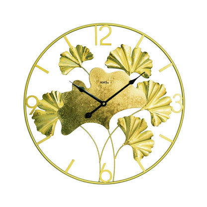 Wanduhr mit goldfarbenem Metallrahmen, Blattmotiv, schwarzen Zeigern und arabischen Ziffern