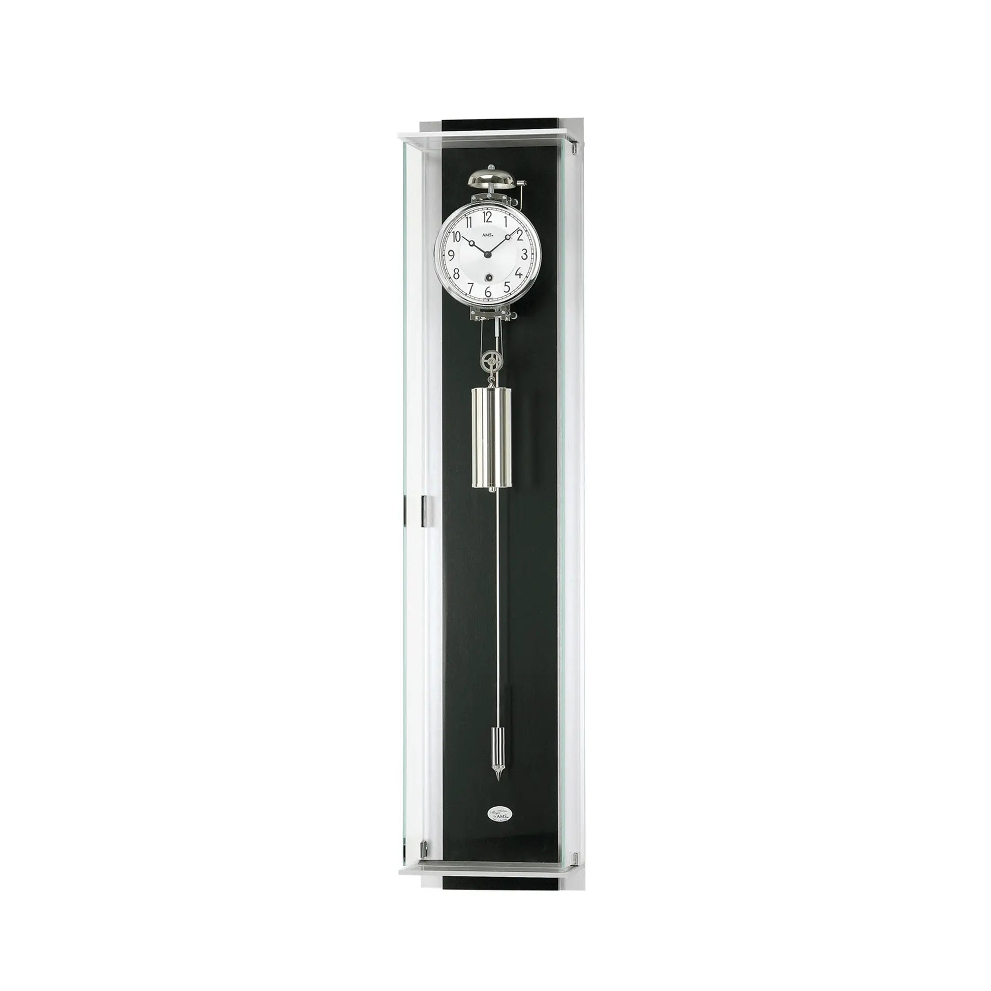 Wanduhr im Glasgehäuse mit schwarzer Rückwand, weißem Zifferblatt und Pendel