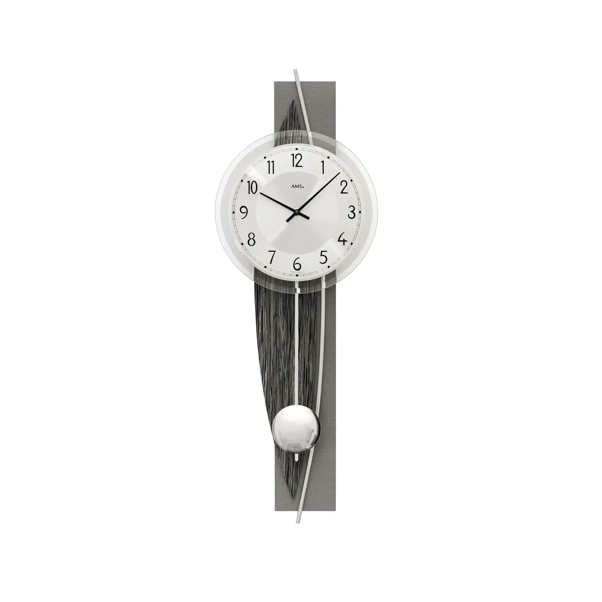 Wanduhr mit weißem Zifferblatt und schwarzen Zeigern, Pendel mit Kugel am Holzdekor