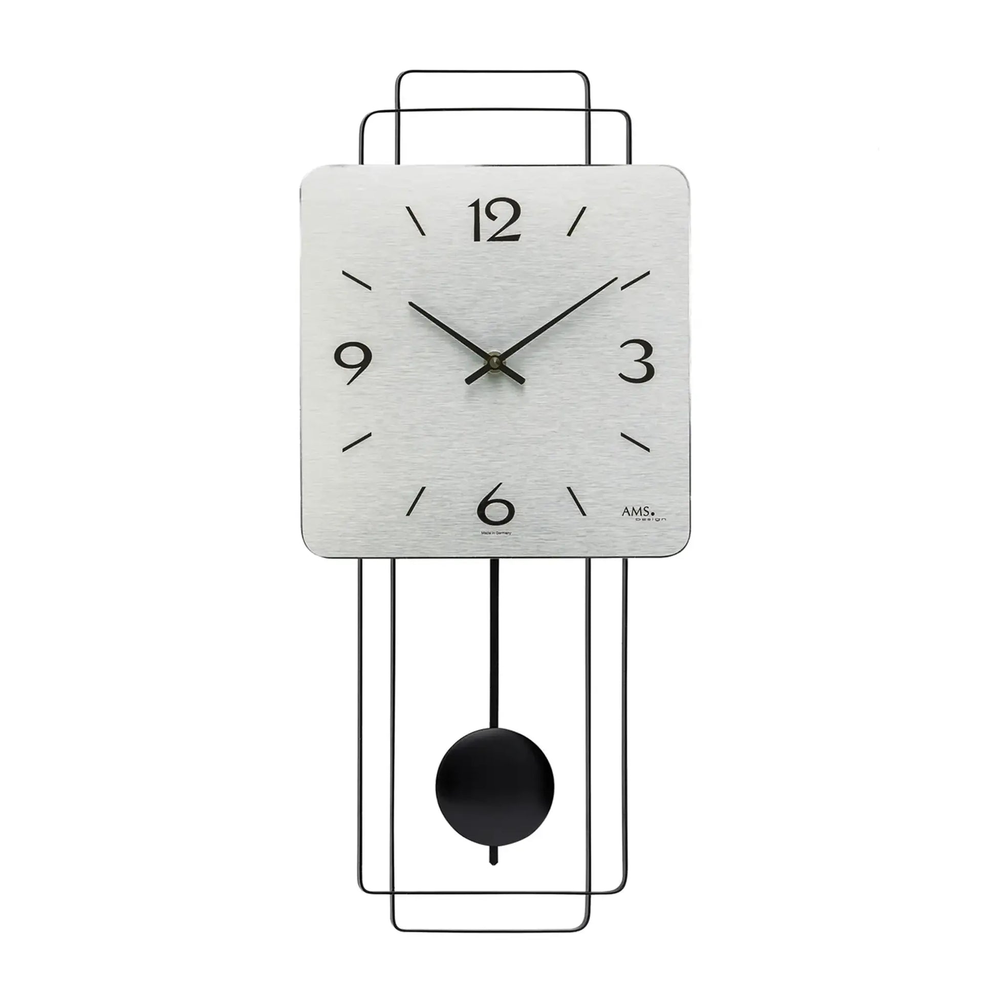 Wanduhr mit hellem Zifferblatt, schwarzen Zeigern und schwarzem Pendelball im Rahmen