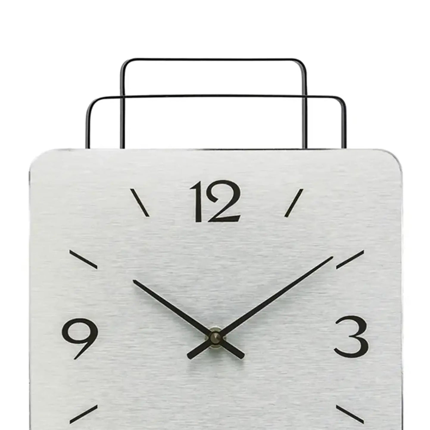 Wanduhr-Zifferblatt in hellem Grau mit schwarzen Zeigern und Ziffern 12, 9, 3