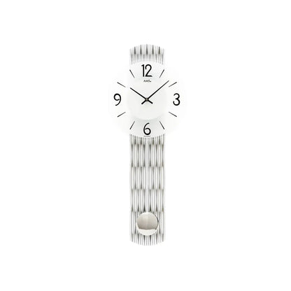 Silberne Wanduhr mit weißem Zifferblatt und langen Pendelstreifen, römische Ziffern