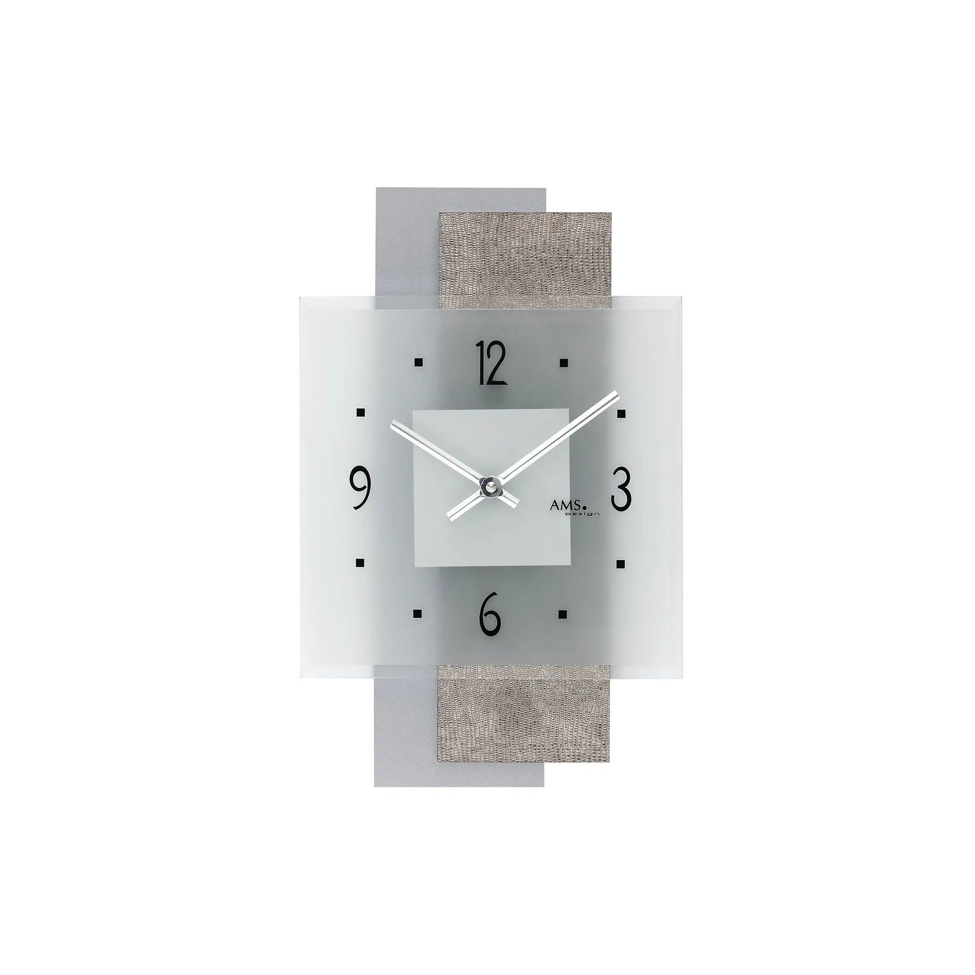 Quadratische Wanduhr mit silbernen Zeigern, schwarzen Ziffern und facettiertem Mineralglas