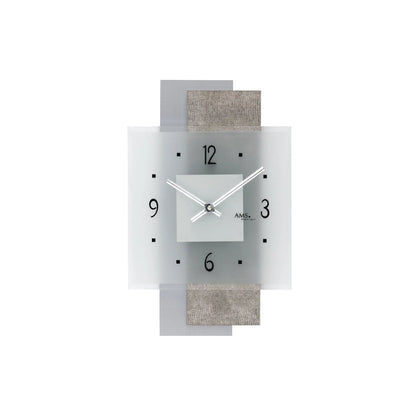 Quadratische Wanduhr mit silbernen Zeigern, schwarzen Ziffern und facettiertem Mineralglas