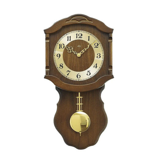 Wanduhr in Nussbaumoptik mit rundem Zifferblatt und goldenem Pendel