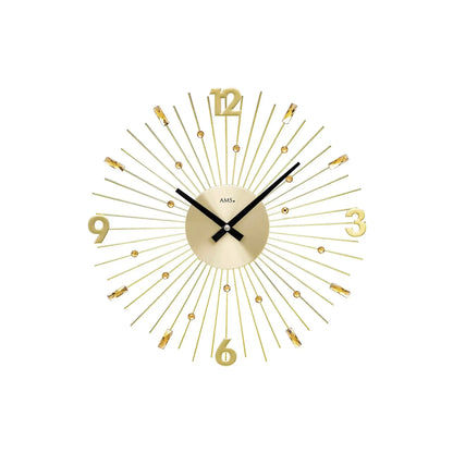 Wanduhr mit goldfarbenem Ziffernblatt, schwarzen Zeigern und Metallstäben