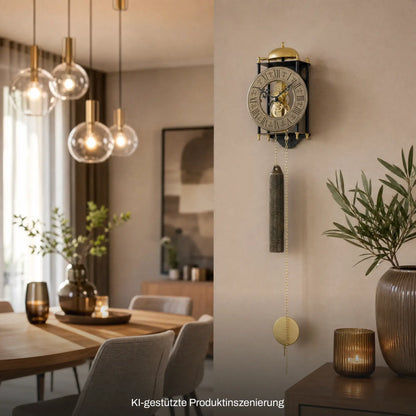 Wanduhr mit goldenem Zifferblatt, Pendel und dunkelgrauem Gewichtsblock
