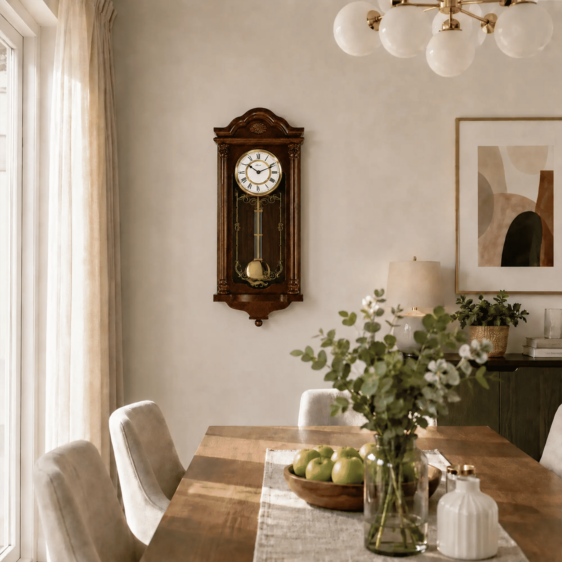 Braune Holz-Wanduhr an der Wand mit rundem Zifferblatt und goldfarbenem Pendelbereich