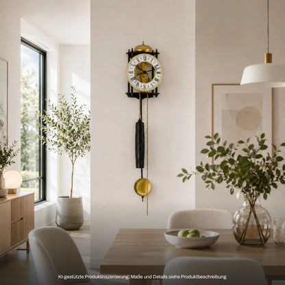 Wanduhr aus Metall mit goldfarbener Haube, Ziffernblatt und langen Kettengewichten