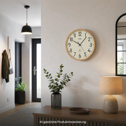 Wanduhr im Runddesign mit beigem Zifferblatt und Buchenholzrand, gut lesbare Ziffern