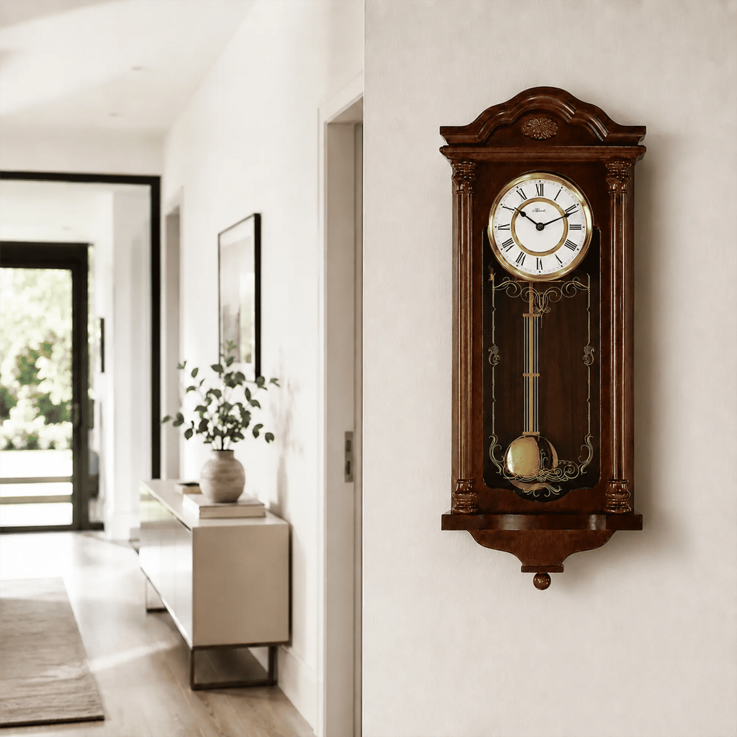 Braune Holz-Wanduhr an der Wand mit rundem Zifferblatt und goldfarbener Glocke