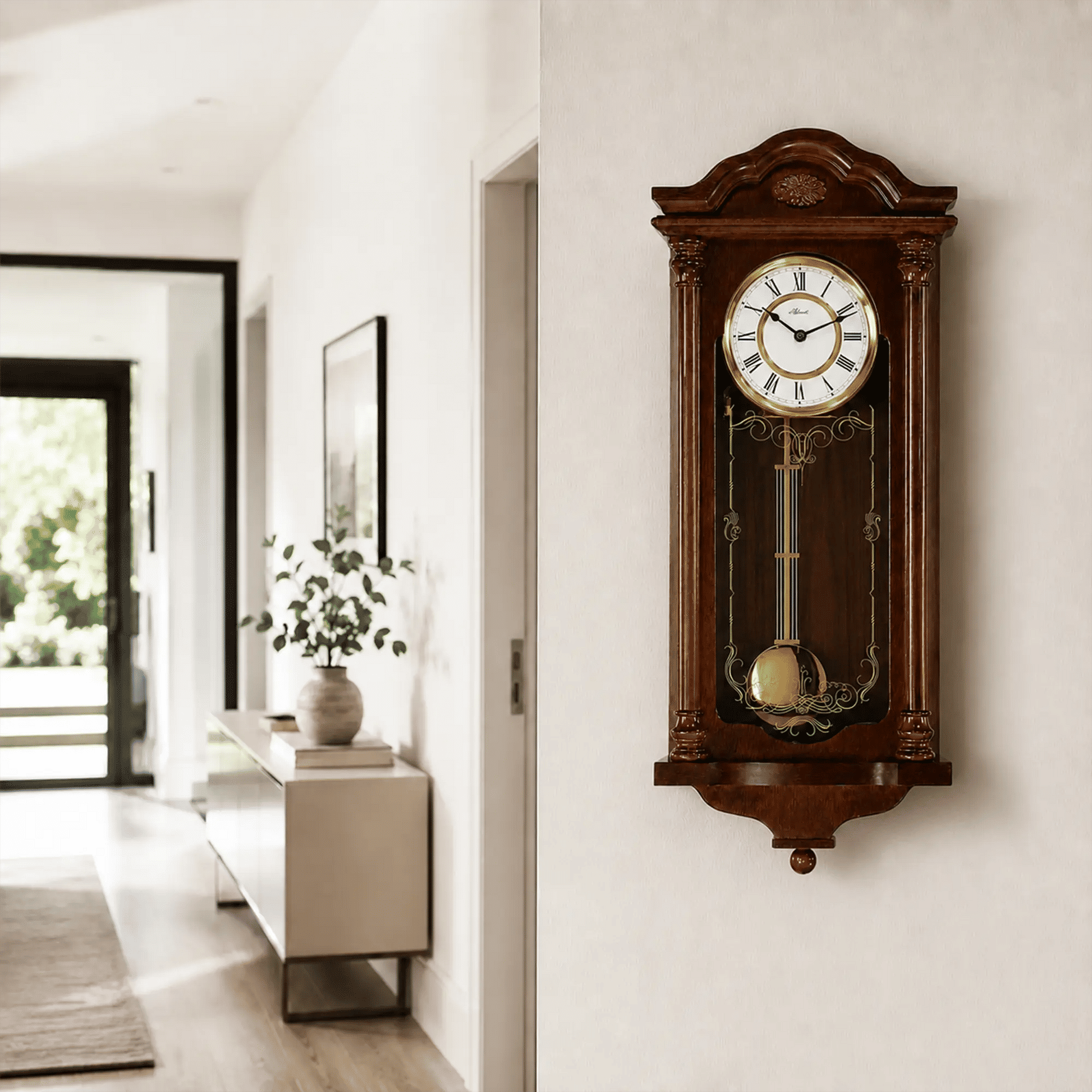 Braune Holz-Wanduhr an der Wand mit rundem Zifferblatt und goldfarbener Glocke