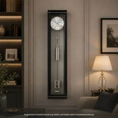 Rechteckige Wanduhr mit schwarzem Gehäuse, rundem Zifferblatt und Pendel