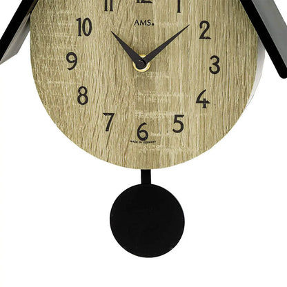 Wanduhr-Zifferblatt im Detail mit schwarzen Zahlen, Zeigern und rundem Pendel unten