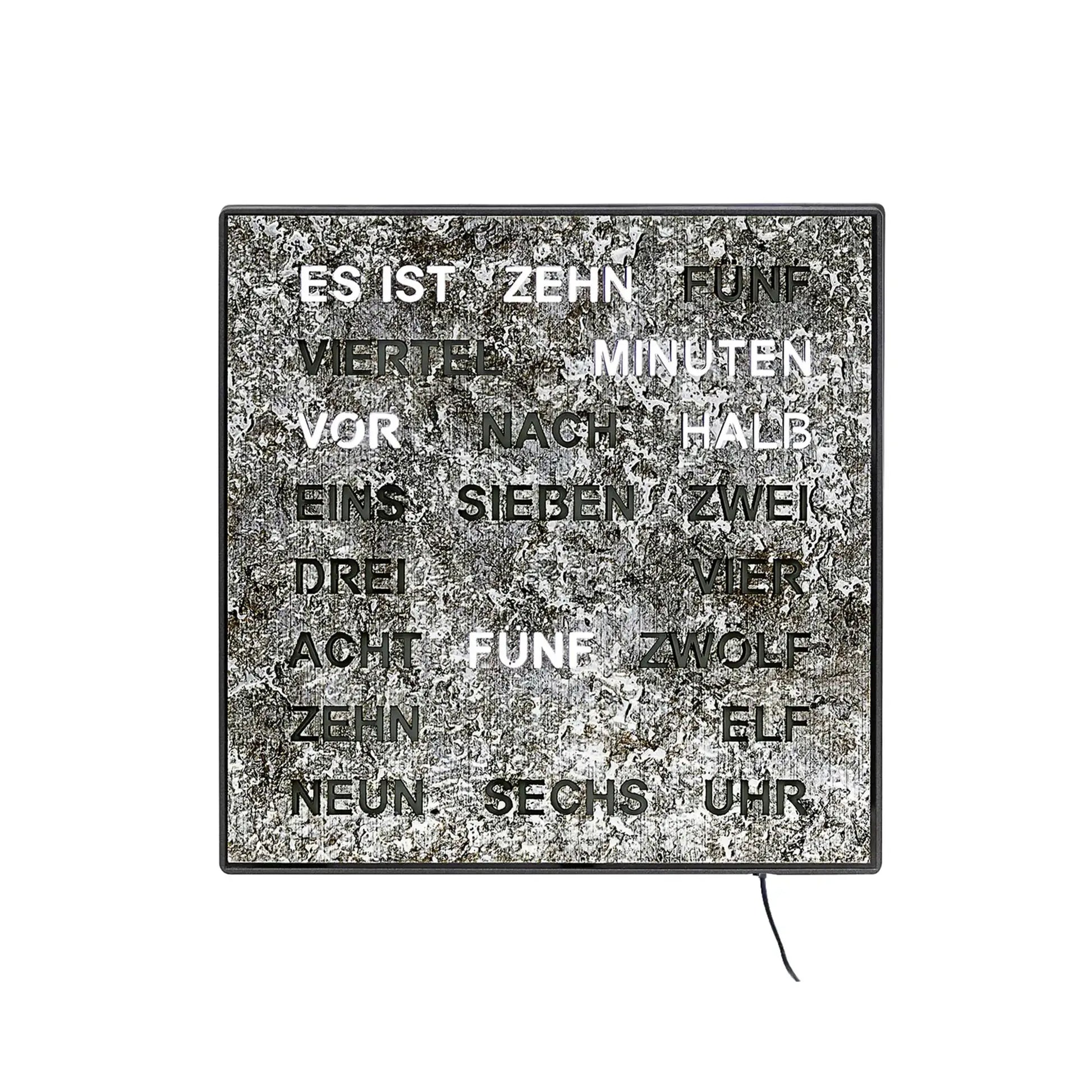 Wortuhr als Wanduhr: quadratische Metalltafel mit LED-Text, schwarzer Rand und Kabel