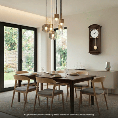 Hermle Wanduhr aus Holz mit rundem Zifferblatt und Pendelgewicht, an der Wand