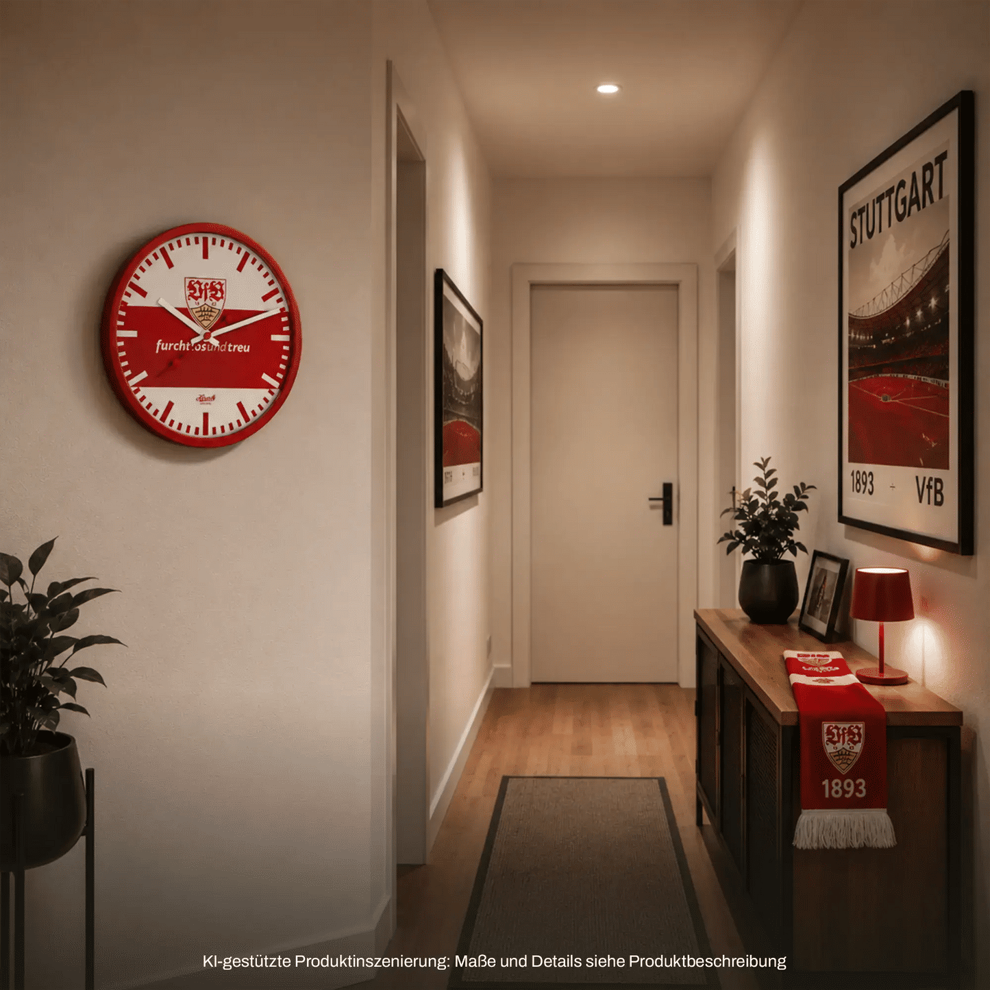 Runde Wanduhr an der Wand mit rotem Rahmen, weißen Zeigern und VfB-Stuttgart-Emblem