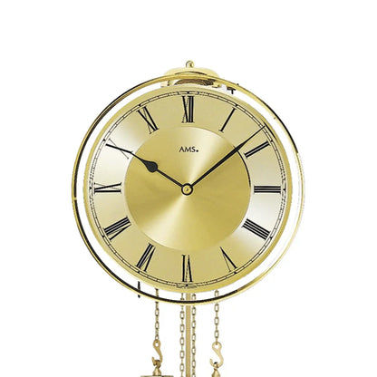 Nahaufnahme: Wanduhr-Zifferblatt in Gold mit römischen Ziffern und Kettenpendel