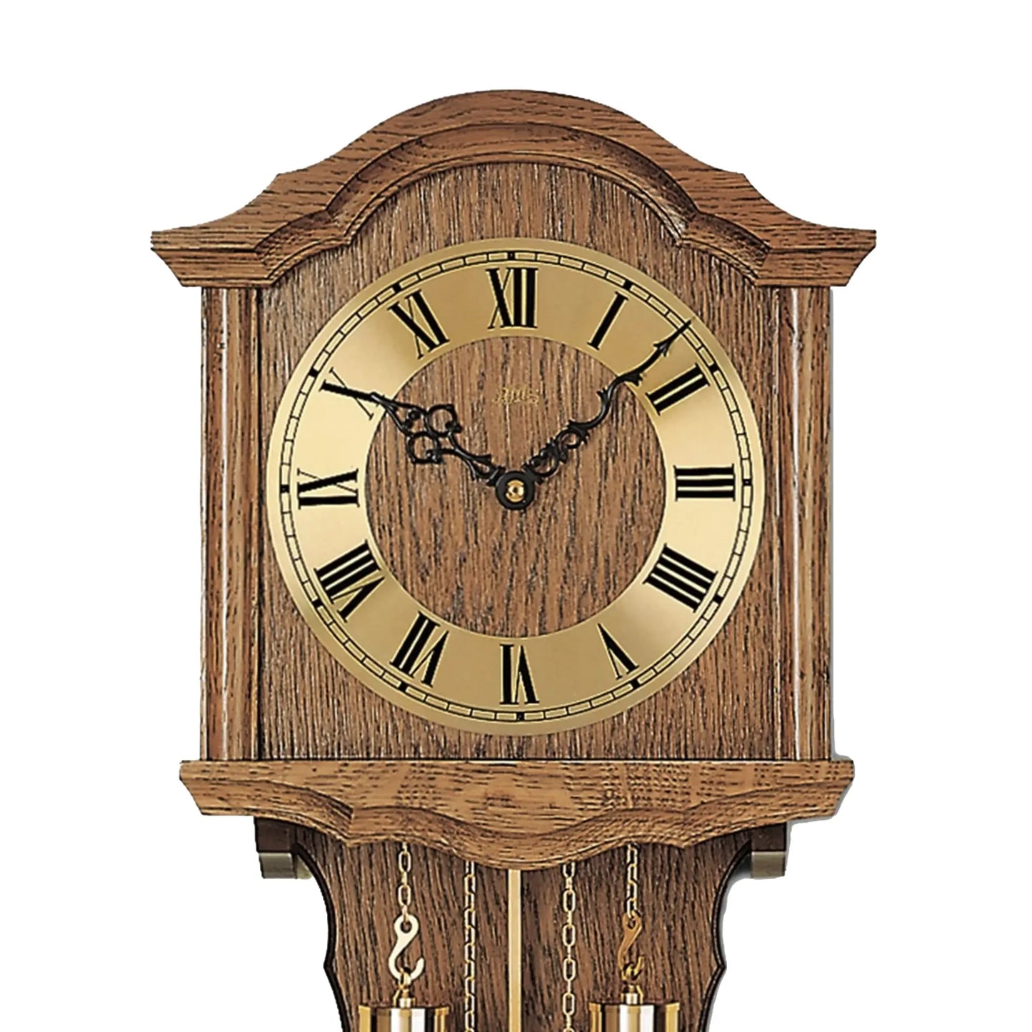 Detailansicht der Wanduhr: römisches Zifferblatt mit Zeigern und Holzrahmen