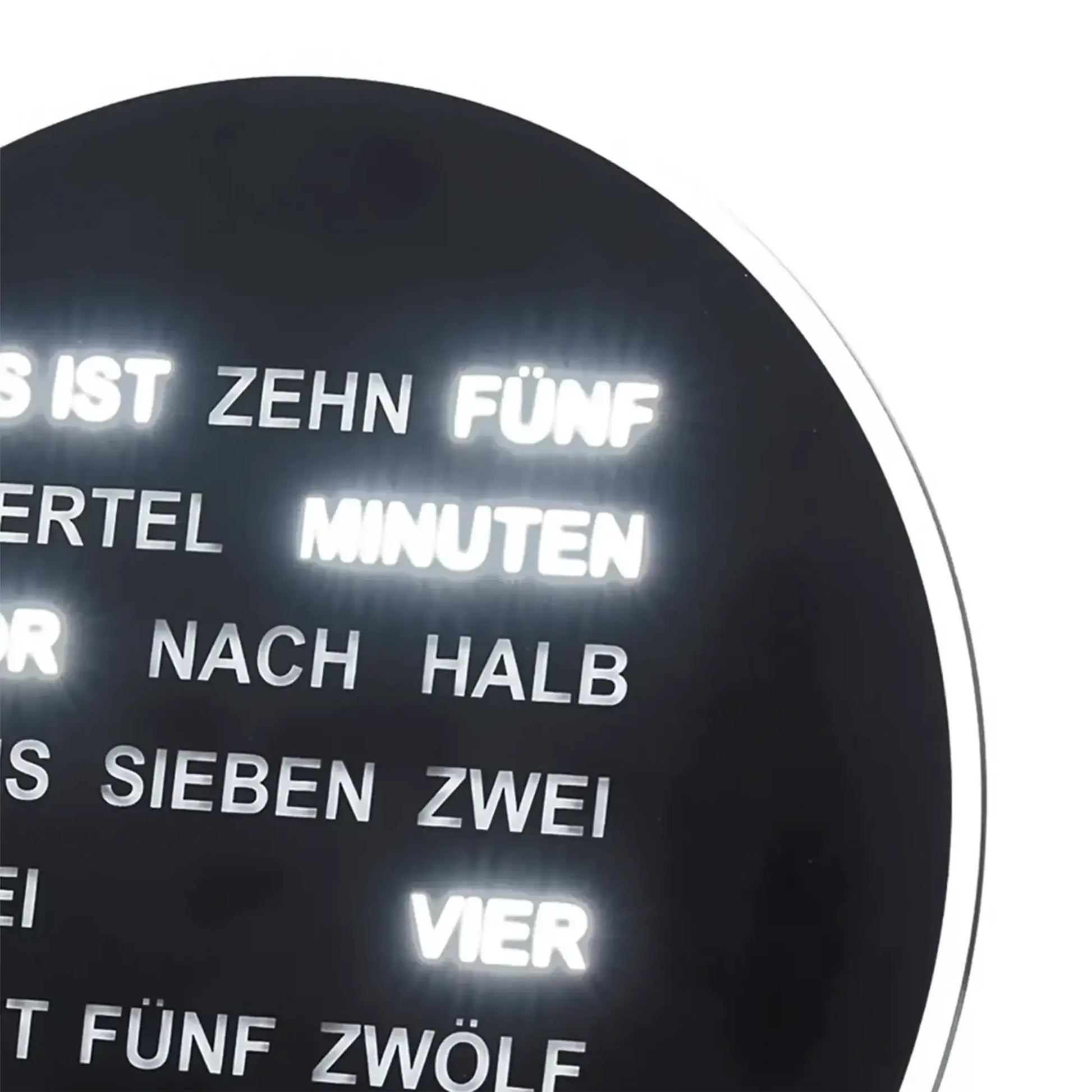 Detailansicht schwarzes AMS Ziffernblatt mit sichtbaren Leuchtzeiten