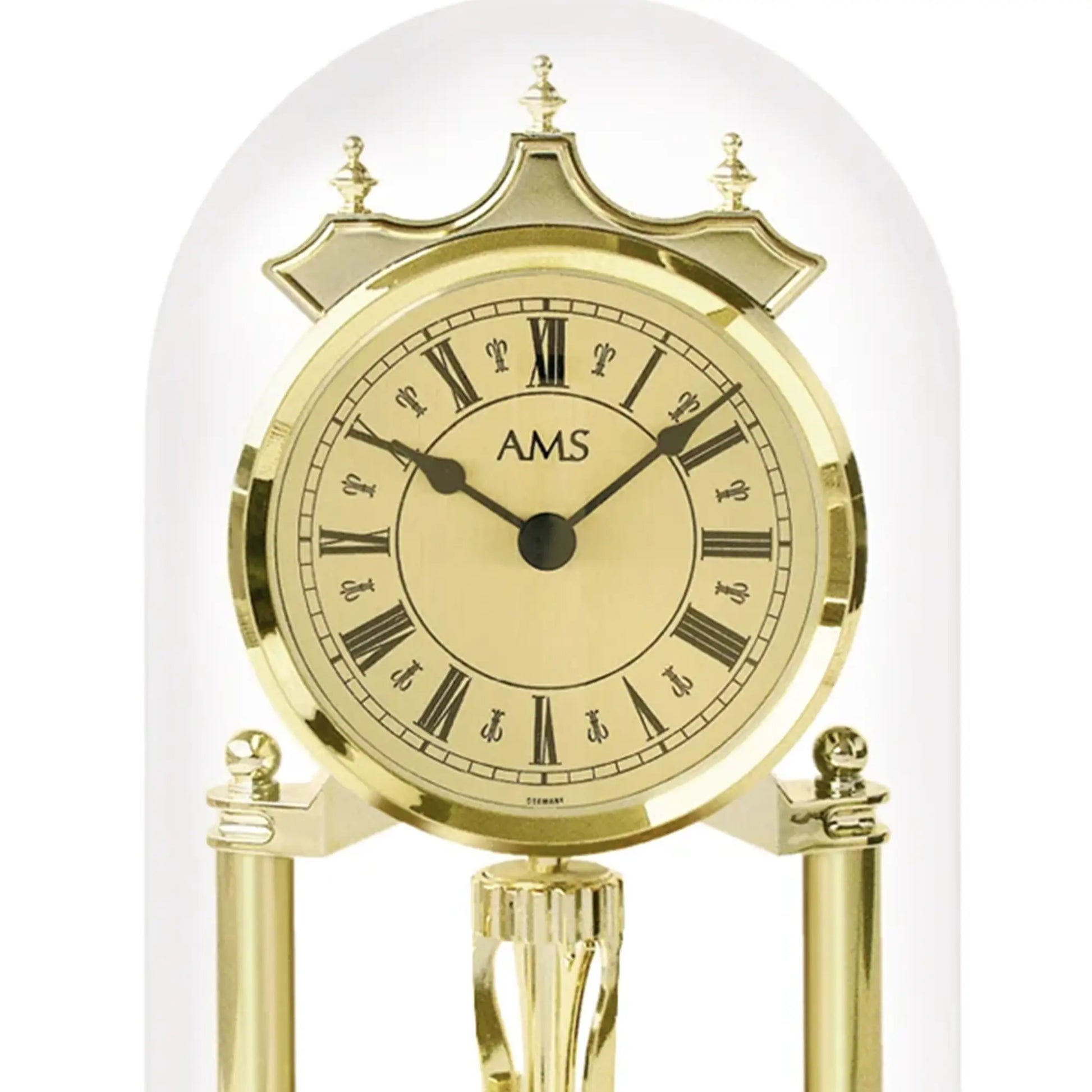 Nahaufnahme: goldfarbenes Zifferblatt der Standuhr mit AMS und römischen Zahlen