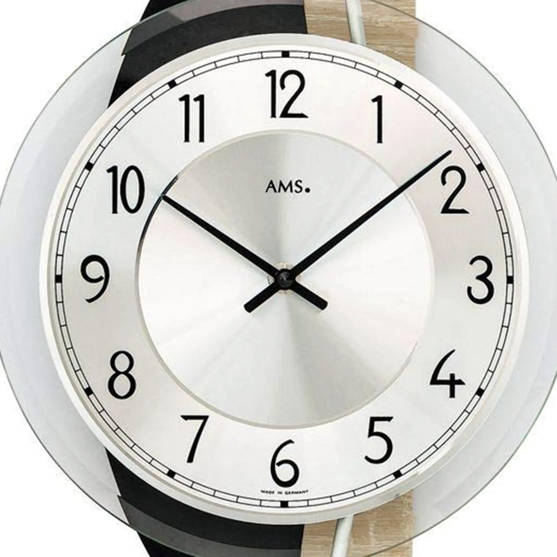 Zifferblatt der AMS Wanduhr mit schwarzen Zeigern und Mineralglas-Umrandung