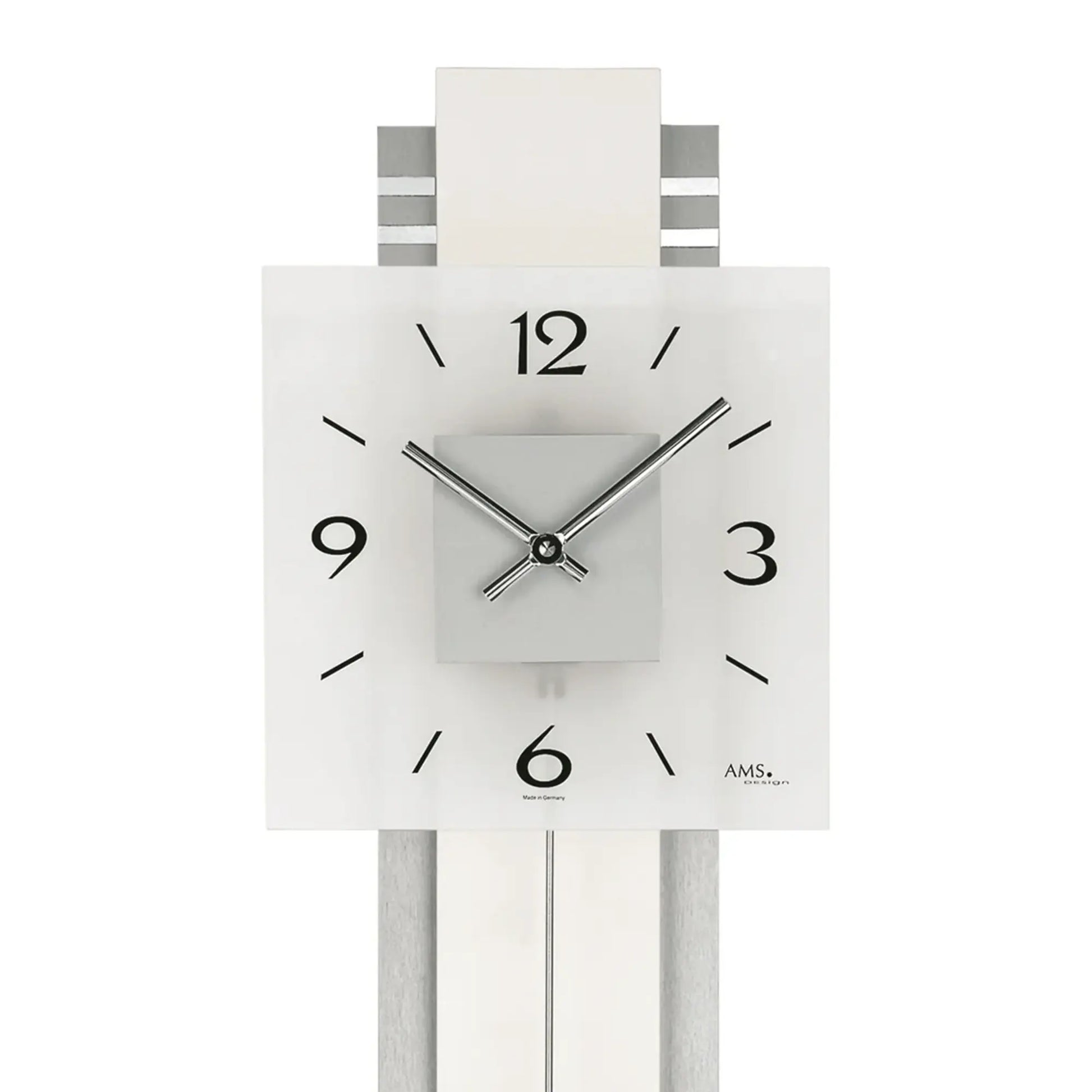 Wanduhr-Zifferblatt mit schwarzen Zahlen, silbernen Zeigern und Pendelwerk