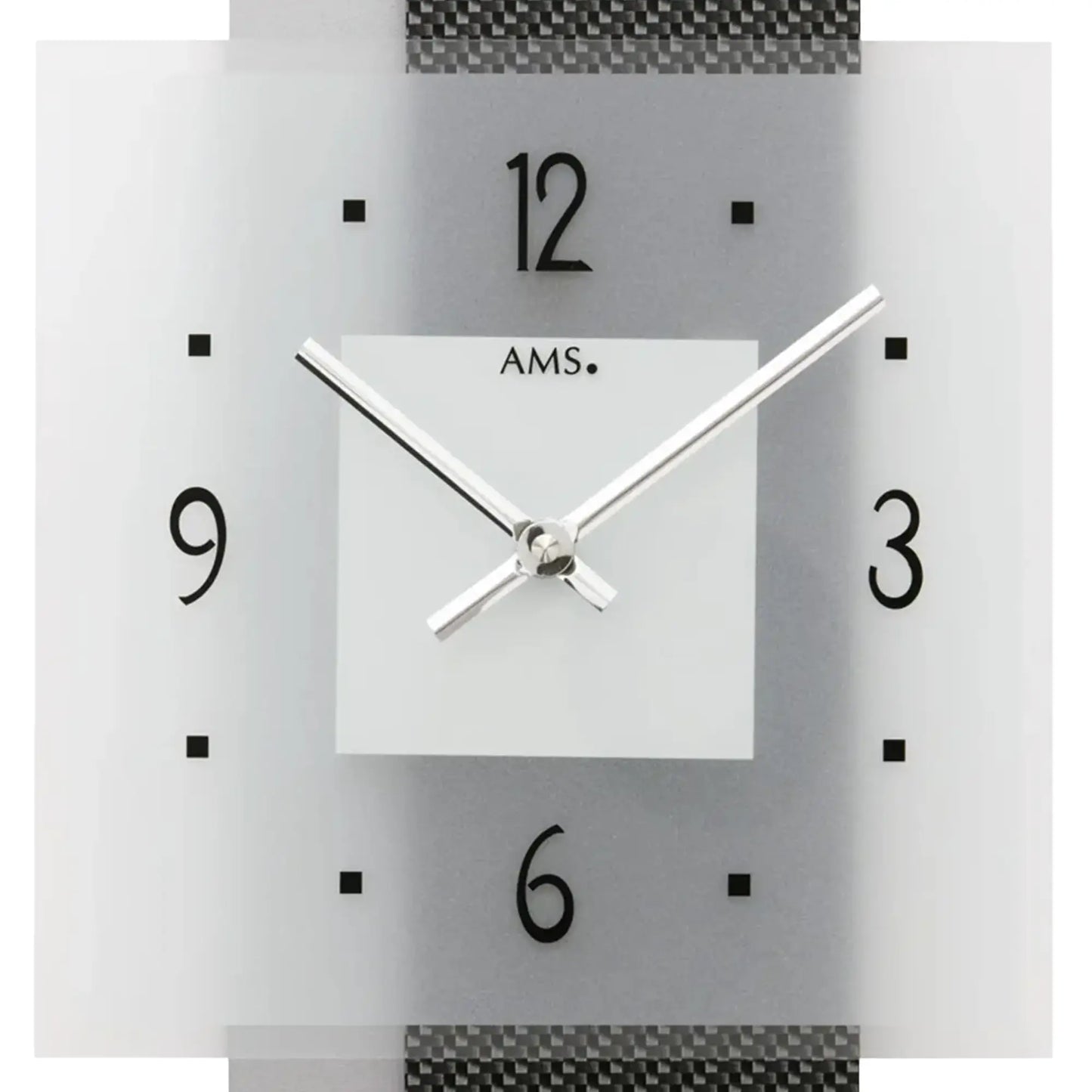 Nahaufnahme Wanduhr, weißes Zifferblatt mit Ams.-Logo, schwarzen Zahlen und silbernen Zeigern